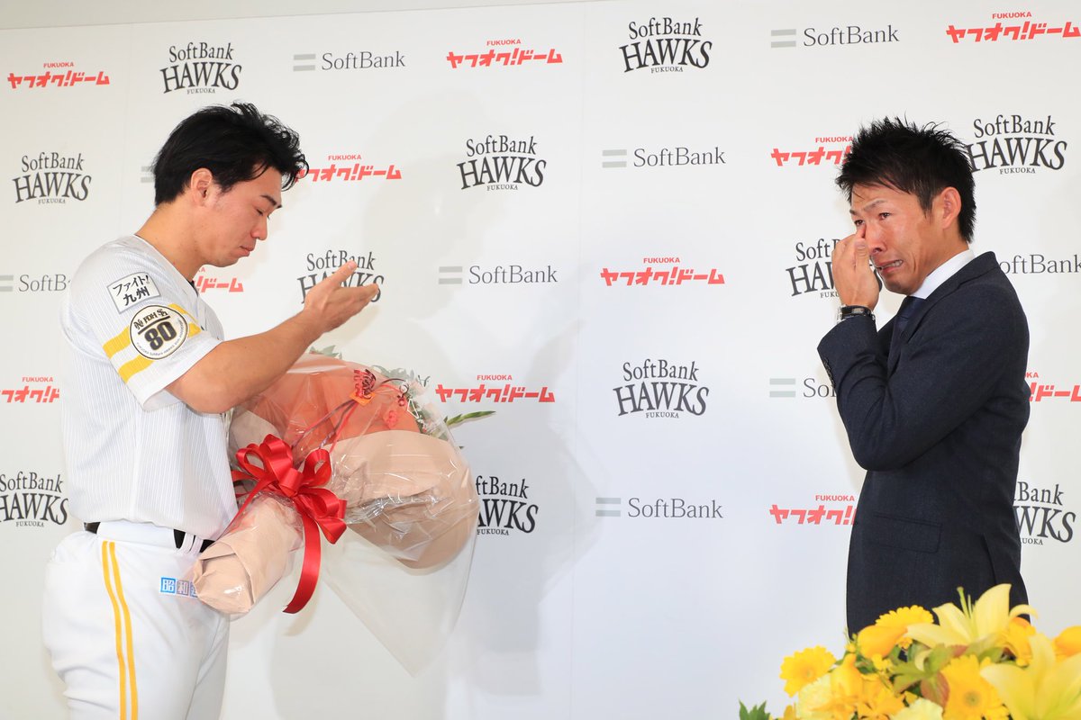 HAWKS_official's tweet photo. 本多雄一選手、会見中は必死にこらえていた涙が、長谷川選手の登場で一気に溢れ出しました。

引退会見の様子はホークス公式YouTubeにて配信☆
https://t.co/SyOZK8jvbg

ファンの皆様へ、メッセージフルVer.はこちら☆
https://t.co/oNmOgZlFoi

#sbhawks https://t.co/WPV6l1uwDd