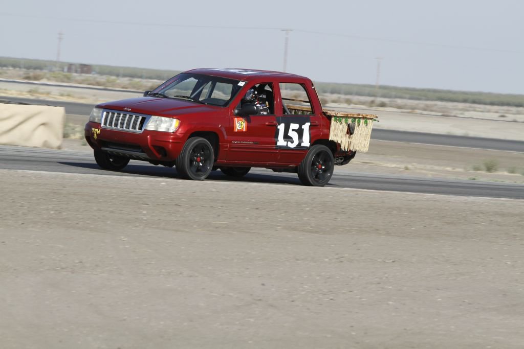 24hoursoflemons's tweet image. First Grand Cherokee in Lemons? Not bad. 

#ButtonTurrible #RaceJeep #24HoursOfLemons #LemonsWorld