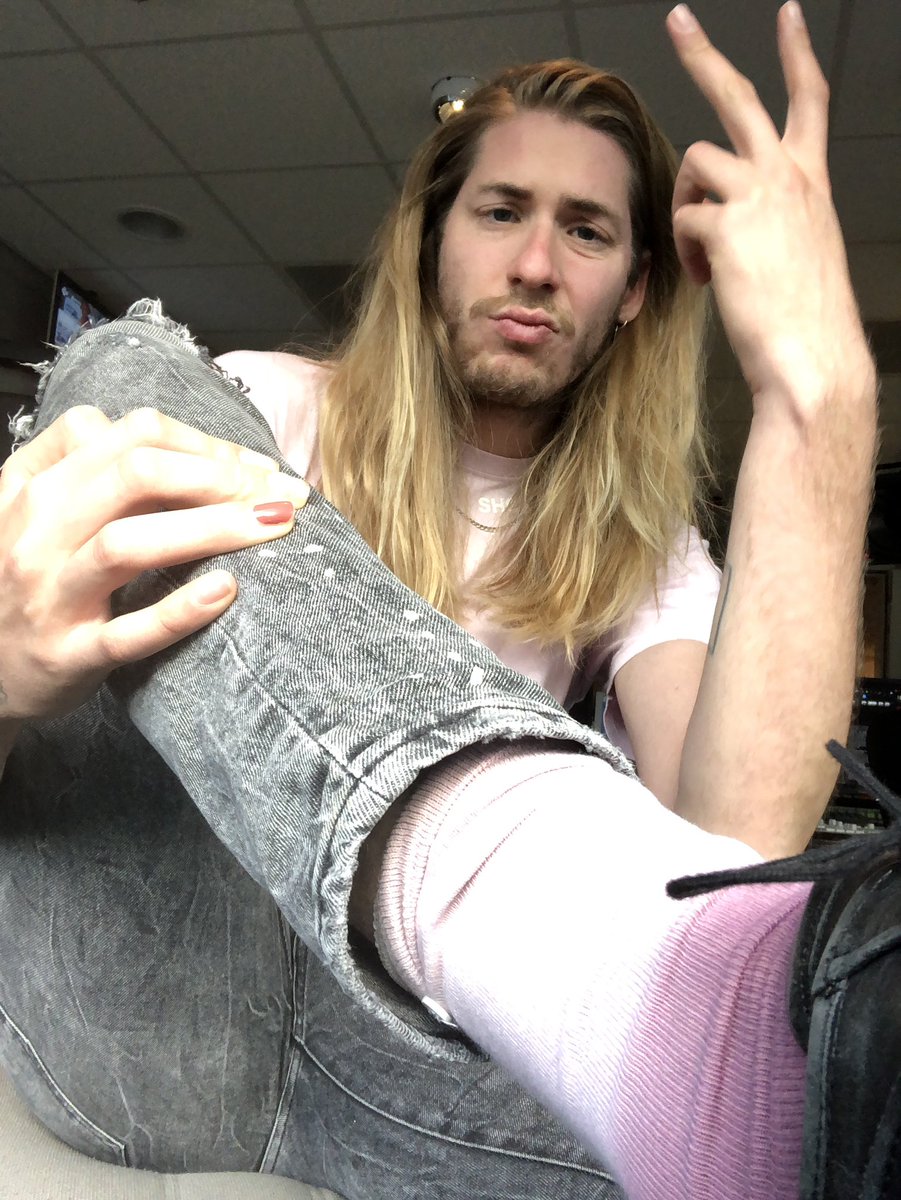 FrankvdLende's tweet photo. pinky wednesday #meangirls #zelfontspanner πΈ https://t.co/zNYvHxyd5l
