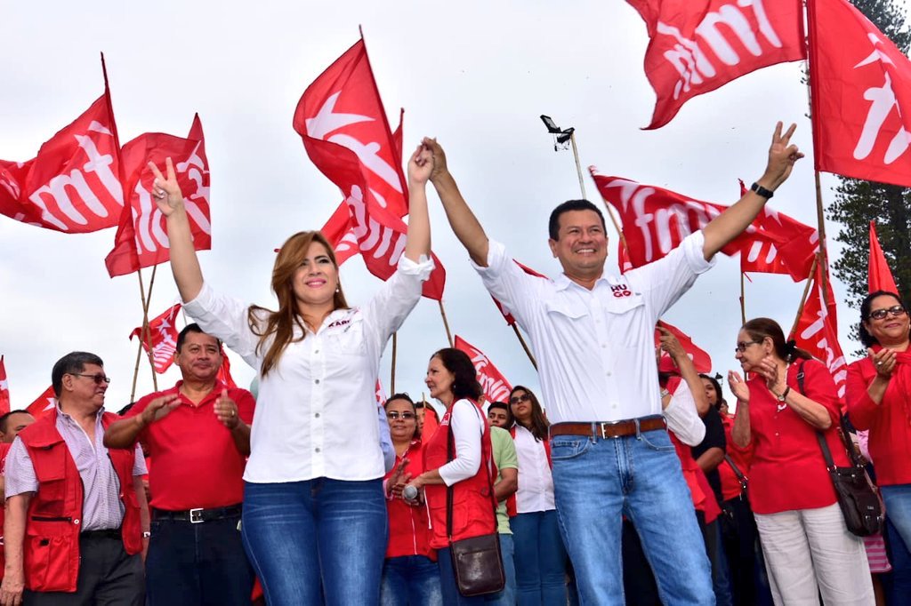 cristicornejo_'s tweet photo. Como un sólo puño✊pueblo, partido y fórmula. El único proyecto de país #ConLaFuerzaDeLaGente. 

El Salvador no volverá a retroceder. #VotaFMLN #HugoPresidente #KarinaVicepresidenta #MovilizaciónPaís https://t.co/xrktJhgkIR