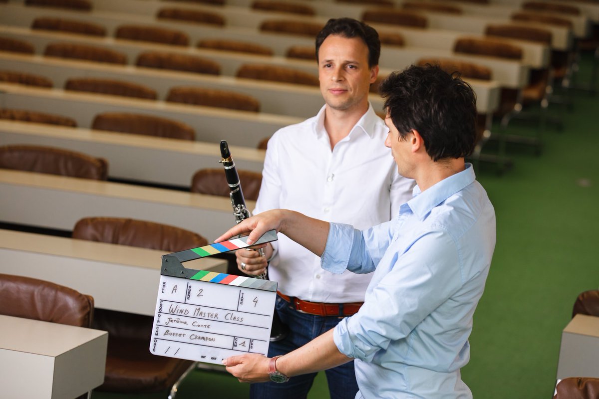 Jérôme Comte on set at the Espace Niemeyer - Siège du Parti communiste Français. He is about to give his masterclass to help you prepare effectively for the Geneva Clarinet Competition.

#WeAreBuffet