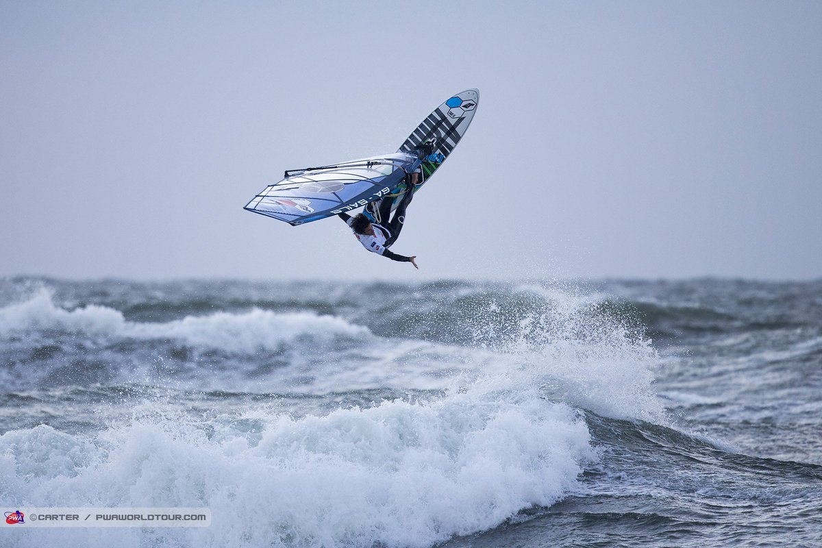 FFVoile's tweet photo. [Funboard] Coup de chapeau à Thomas Traversa qui remporte avec la manière l'étape de Sylt en Vague! 🤩 De quoi donner des idées à Antoine Albeau qui peut remporter le titre de Champion du Monde en Slalom et en Foil? 💪#BravoThomas #GoAntoine #Roadto25and26 https://t.co/cQ34xx7Zvt