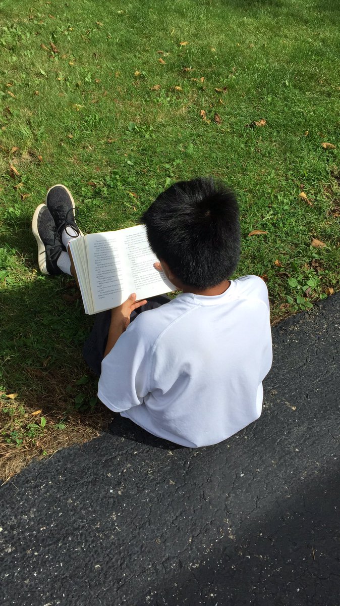 When it’s a beautiful day outside, you have to take advantage of the warm rays and cool breeze while reading! #readingrocks #quintogrado #weared34