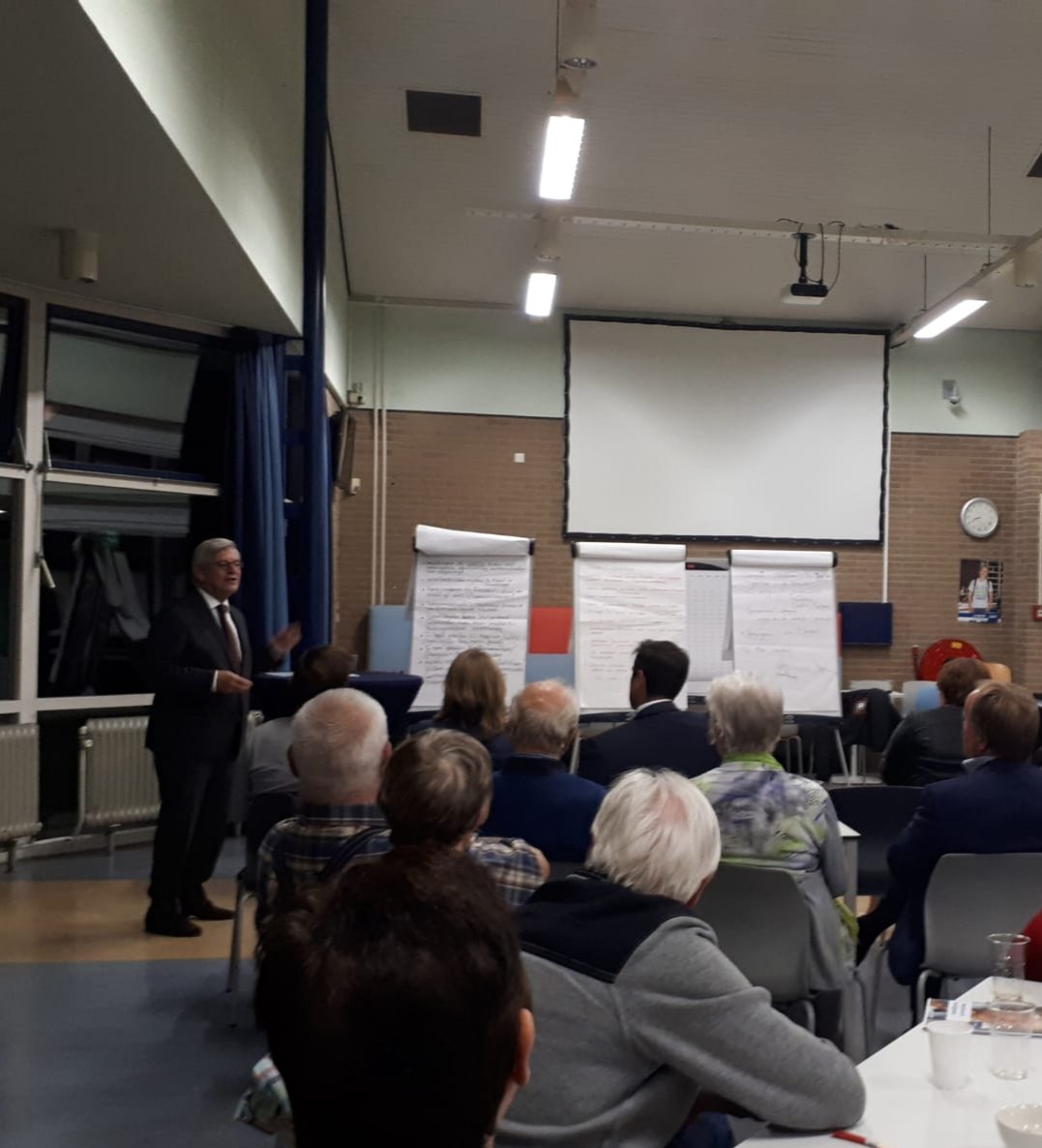 Goede opkomst bij de #wijkveiligheidsavond in het #Atrium. Bewoners konden hier in gesprek met <a href="/AptrootC/">Ch. Aptroot</a>, @Pol_teamchefsZM, <a href="/Brandweer_HGL/">Brandweer Haaglanden</a>, <a href="/THHZoetermeer/">Handhaving Zoetermeer</a>, vrijwilligers @POL_Zoetermeer, wijkwethouder <a href="/iedema/">Jan Iedema</a>, <a href="/DorpWas/">WAS Dorp Stadshart</a>, @wagPalenstein, <a href="/waspal/">waspal</a> en <a href="/Wijkmanager_C/">Sandra Rispens</a> .