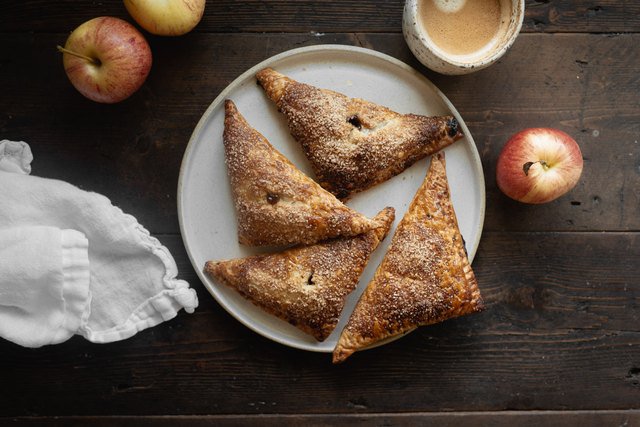 Make this delicious, comforting fall treat today! This Apple Cider Caramel Turnover will be sure to satisfy your tastebuds.
to.ehow.com/AppleCiderTurn…