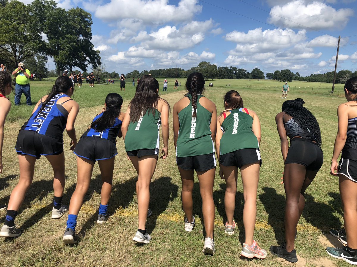ccrudder's tweet photo. Last race before district. #runhardrangers #rltw https://t.co/GKWOC1lXP9
