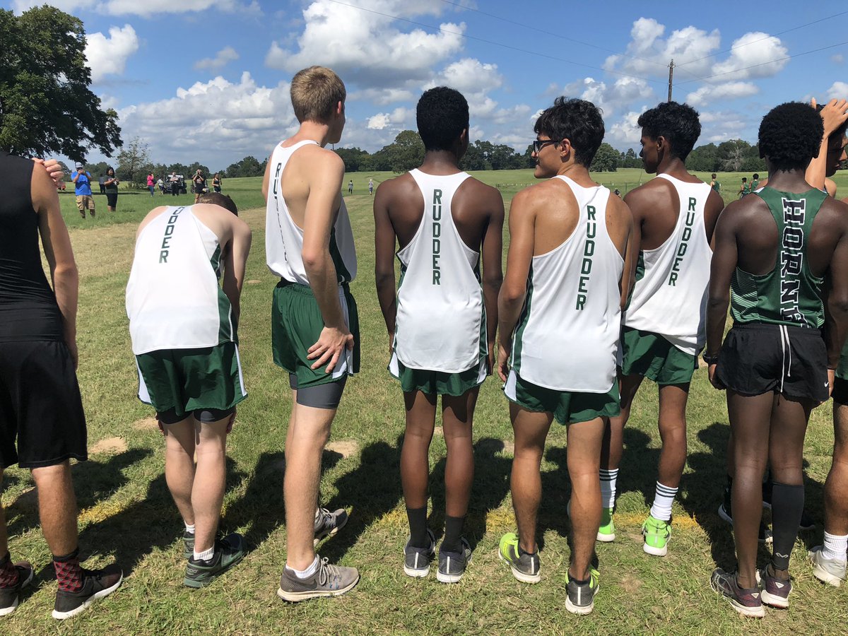 ccrudder's tweet photo. Last race before district. #runhardrangers #rltw https://t.co/GKWOC1lXP9