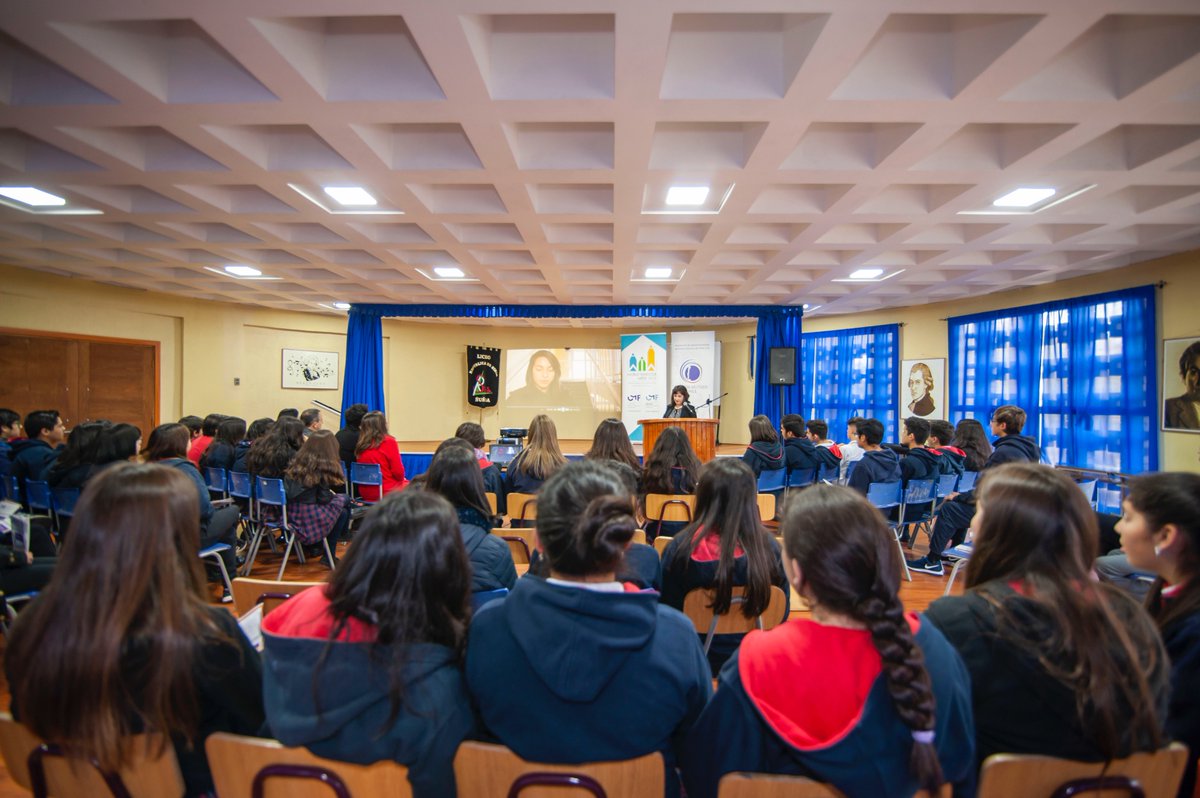 FondosMutuosCL's tweet photo. Muy entusiasmados @Sole_GonzalezR (AAFM) y Kevin Cowan (CMF) visitaron ayer el Colegio República de Siria de Ñuñoa para felicitar a la institución por su compromiso con la educación financiera 👏👏 #MesEducaciónFinanciera @CMFChile_ @CMF_Educa @ColegioSiria https://t.co/v524z152E0