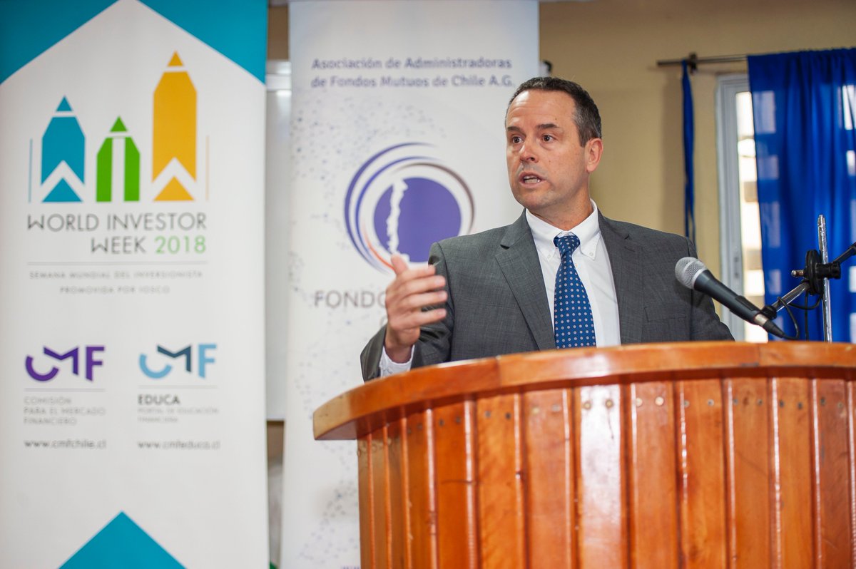 FondosMutuosCL's tweet photo. Muy entusiasmados @Sole_GonzalezR (AAFM) y Kevin Cowan (CMF) visitaron ayer el Colegio República de Siria de Ñuñoa para felicitar a la institución por su compromiso con la educación financiera 👏👏 #MesEducaciónFinanciera @CMFChile_ @CMF_Educa @ColegioSiria https://t.co/v524z152E0