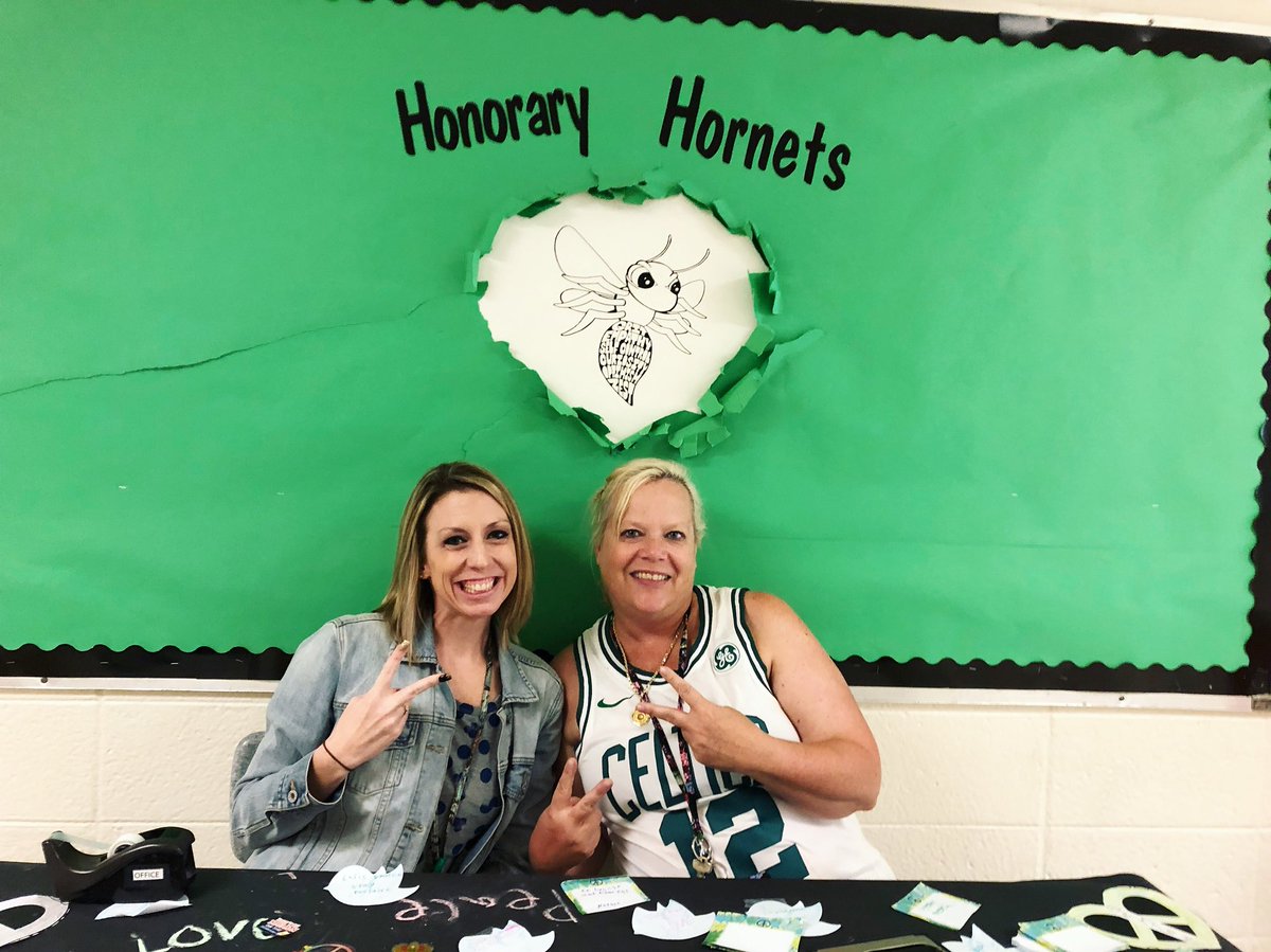 CounselorBowers's tweet photo. Thank you Newcomb Hornets for “Peacing It Forward” during the lunch periods and helping to make our Peace Graffiti Board! Ms. Peck and Mrs. Stemmer had so much fun with you all this afternoon! #Pembertoninnovates #PeaceItForward @Newcombschool @pembsuper @lisastemmer2 ✌🏻☮️ https://t.co/Q7sRxALaby