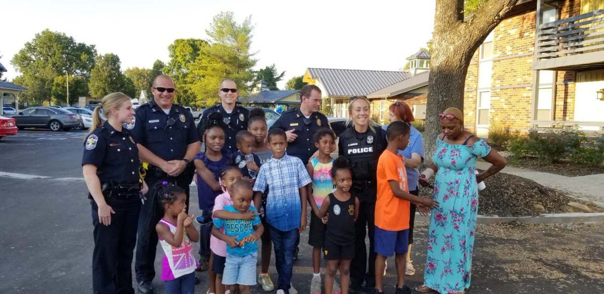 JackiGuilford's tweet photo. LMPDs Peace Walk at Watterson Lakeview Apartments #LiveMillennia @MillenniaCo @FrankTSinito https://t.co/nFjz0Mrd0r