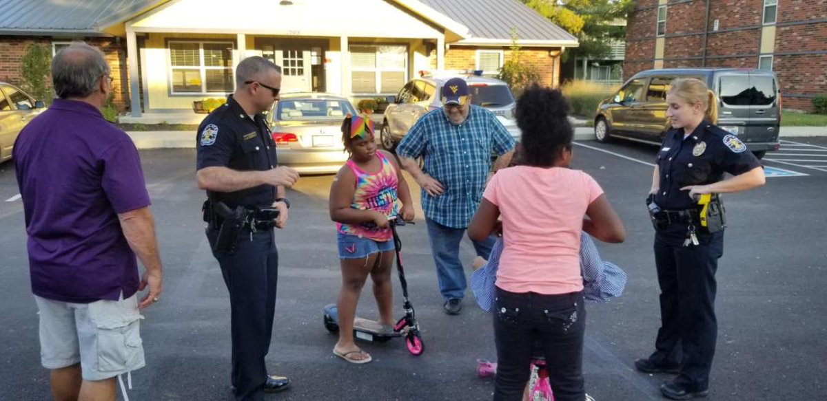 JackiGuilford's tweet photo. LMPDs Peace Walk at Watterson Lakeview Apartments #LiveMillennia @MillenniaCo @FrankTSinito https://t.co/nFjz0Mrd0r