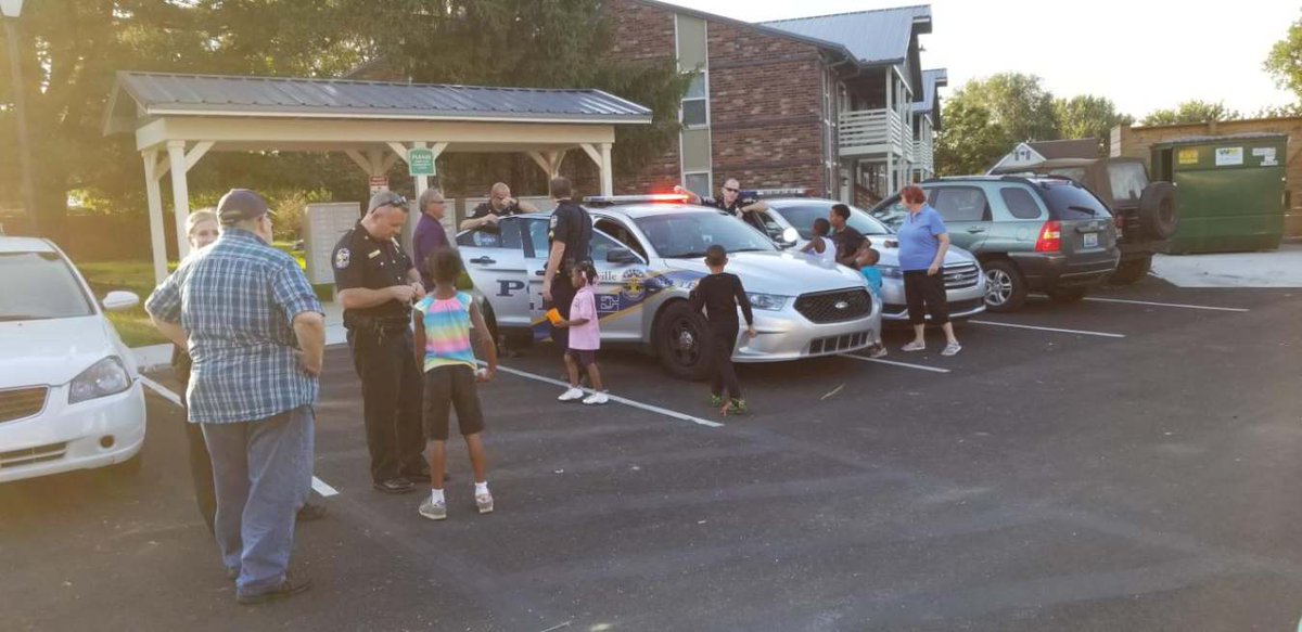 JackiGuilford's tweet photo. More of the Peace Walk at Watterson Lakeview Apartments #LiveMillennia @MillenniaCo @FrankTSinito https://t.co/mtXYJHNYFG