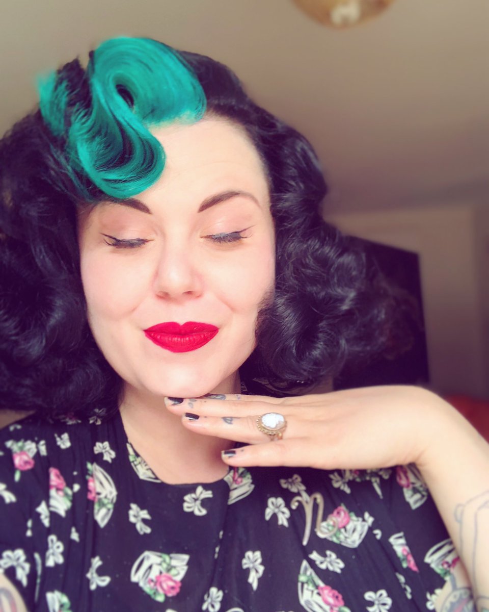 neciashair's tweet photo. The reality of taking a selfie.. always eyes shut! 
Also I tested my little flashes..
#neciashairstyling #itsallaboutthebrushout #hair #hairstylist #shape #shine #hairflash #flash #colour #colourflash #mywork #wig #wigs #wigstyling #wigstylist #inspried #inspiration https://t.co/PYsIolhXjG