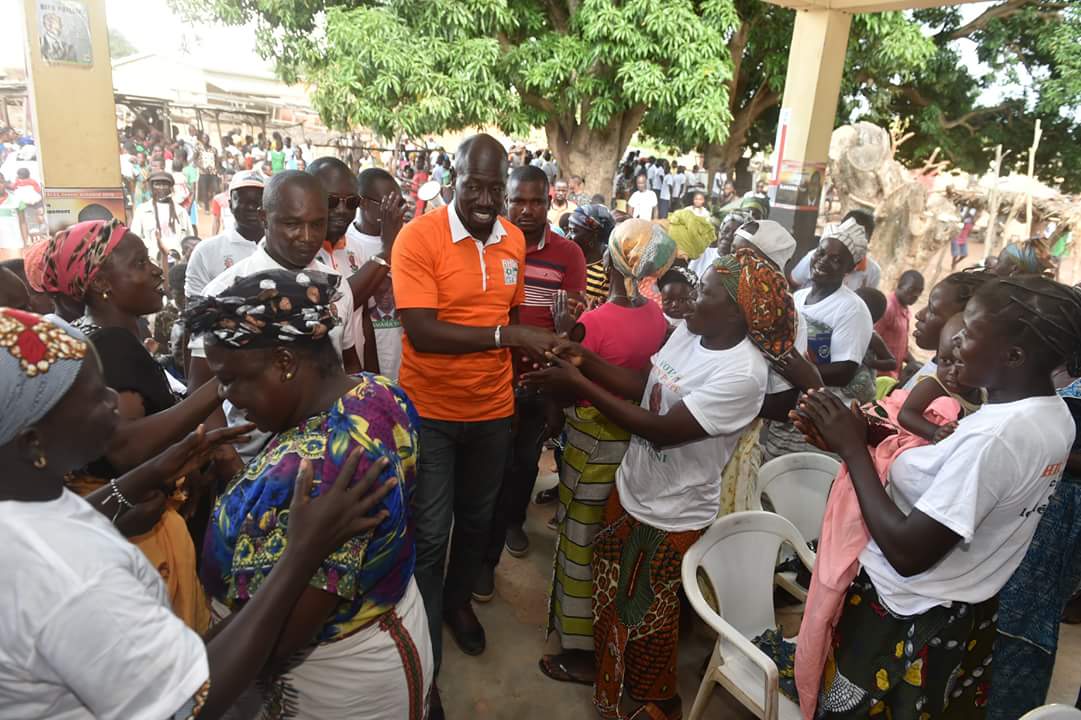 Lerebel2020's tweet photo. #Nassian
#Tehini 
#VARALE,
#Niamoin 
le candidat du #RHDP @HienPhilippe2, s'adressant aux populations a énuméré les réalisations qu'il a pu faire malgré la faiblesse des moyens dont il dispose , En pratiquement 5 ans.....
#Bilan_Positif https://t.co/qb5smXBlsD