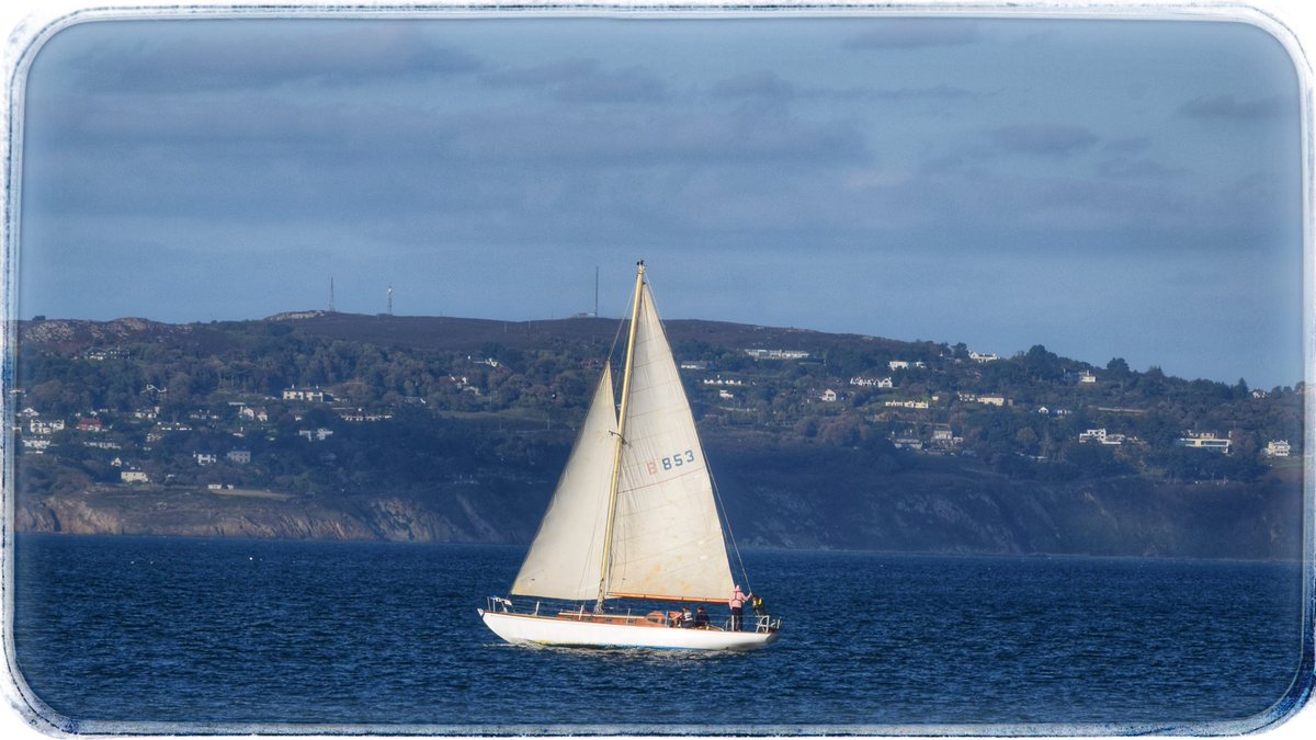 sayanamk's tweet photo. ⛵️Sailing in Dublin Bay #B853 🙌🙌
#autumn2018 #Autumn #autumnwatch #dublinbay #howth #hillofhowth #sandycove #sailing #WednesdayMotivation #dublinsailing #nikon #bluesea #photooftheday #photography @DiscoverIreland @Failte_Ireland @DubCityCouncil https://t.co/BqNcTCexMV