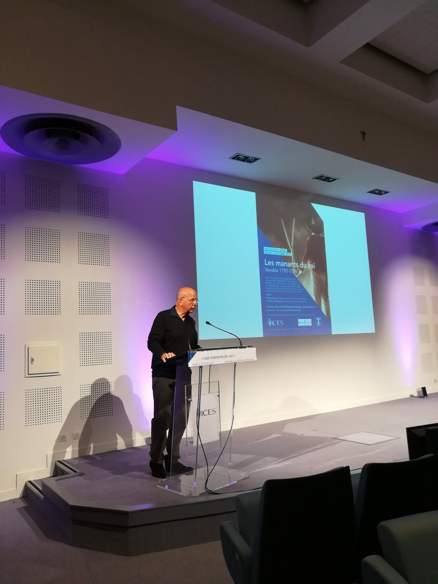 GB_GBernard's tweet photo. Projection du film de Patrick #Buisson (@ActuBuisson), dialogué par Michel #Chamard, sur les guerres de #Vendée à l'@ICES_UnivCatho (02/10). Très bel hommage rendu par les étudiants du #COSH et le président du Souvenir Vendéen à @ReynaldSecher. #génocide #mémoricide https://t.co/aPh1UUr50d