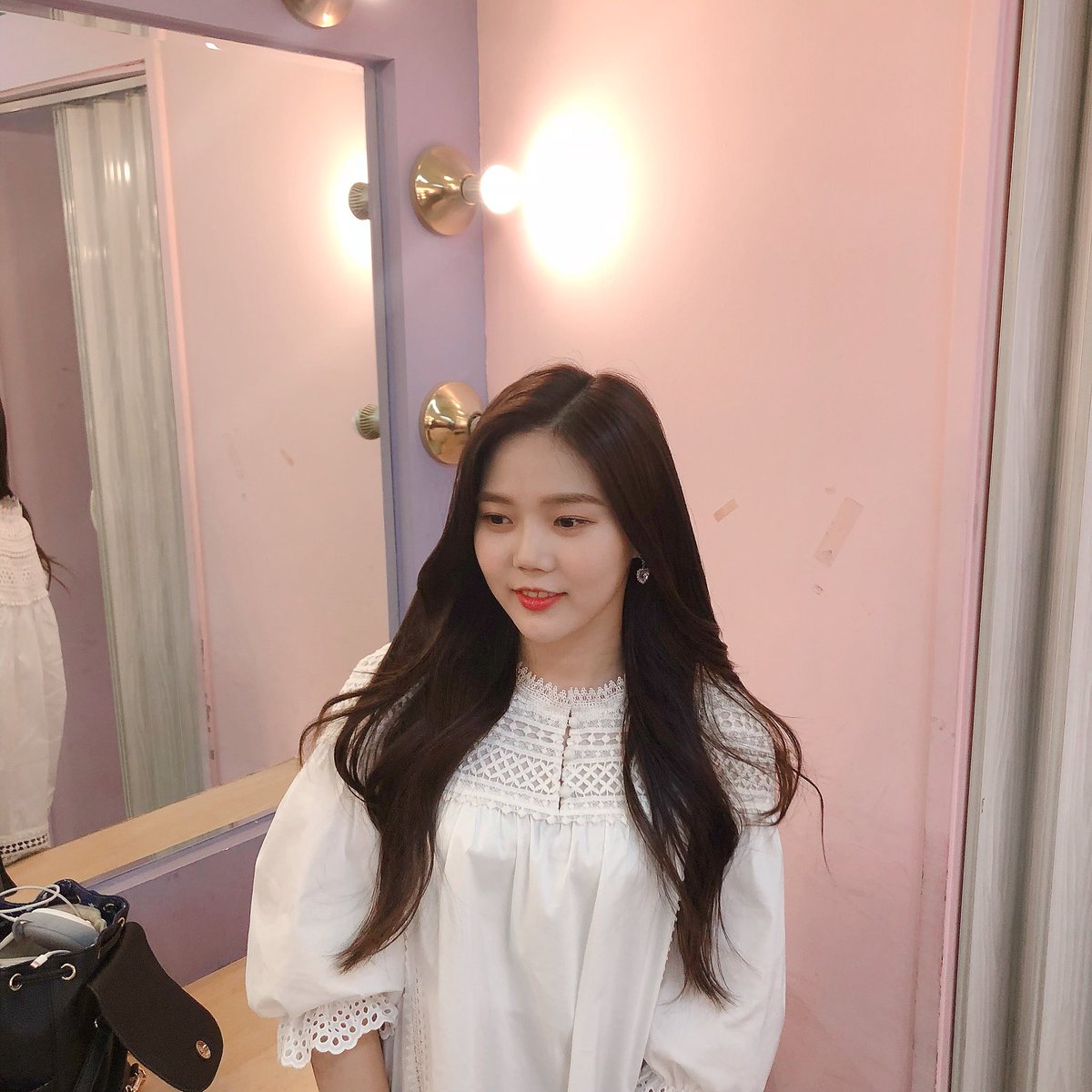 WM_OHMYGIRL's tweet photo. [#캔디가왔어효] 늦은시간 까지 방송 봐준 미라클 고마워요~>< 내사랑들 잘자요 
그리고 내사랑들 힘줘서 고마워요🤩🤩#과자가방탐내는미미 #그미미가찍어준사진 https://t.co/0g7zmbQ652