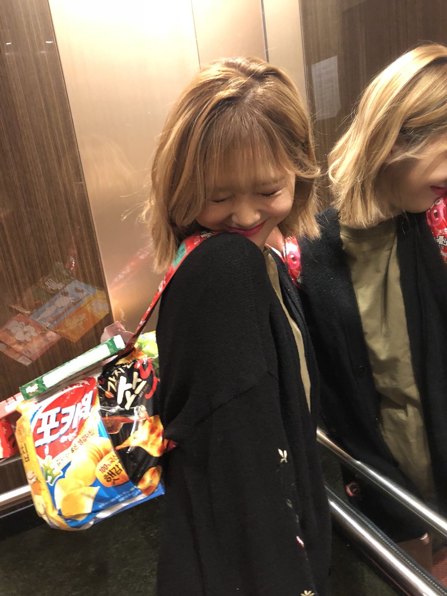 WM_OHMYGIRL's tweet photo. [#캔디가왔어효] 늦은시간 까지 방송 봐준 미라클 고마워요~>< 내사랑들 잘자요 
그리고 내사랑들 힘줘서 고마워요🤩🤩#과자가방탐내는미미 #그미미가찍어준사진 https://t.co/0g7zmbQ652