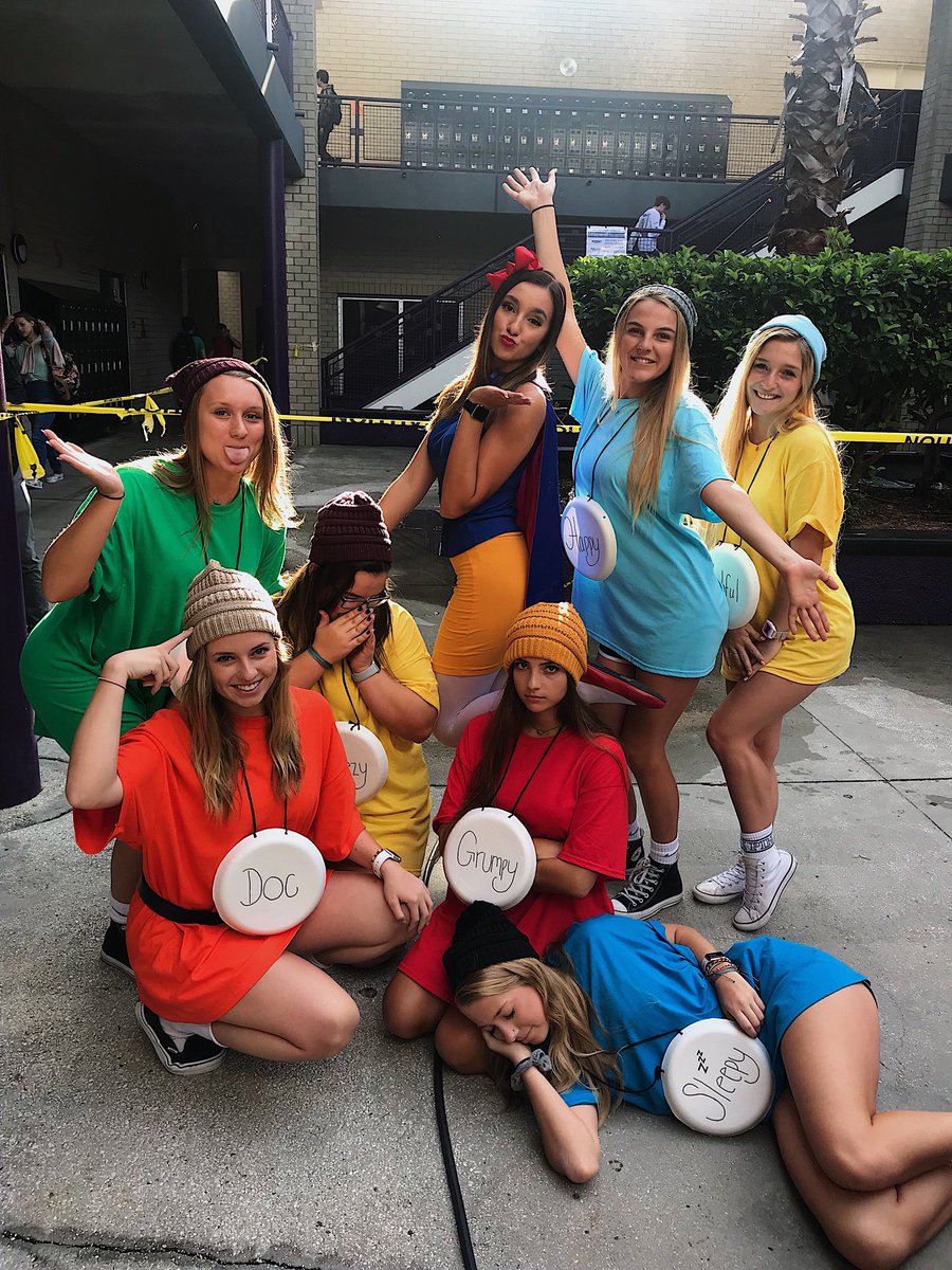 hanna_horan29's tweet photo. snow white &amp; her dwarfs!🍎 #rrHoCo #TheWayISeeIt #day2 https://t.co/MZGOhEkHG8