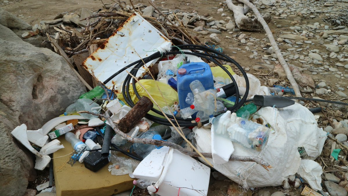 RobertEFuller's tweet photo. The photographs below show how we found one of the most beautiful beaches in Majorca this spring. It took 3 hours for my family and I to clear. The #Mediterranean is also #DrowningInPlastic https://t.co/HIJ4lj7lCA