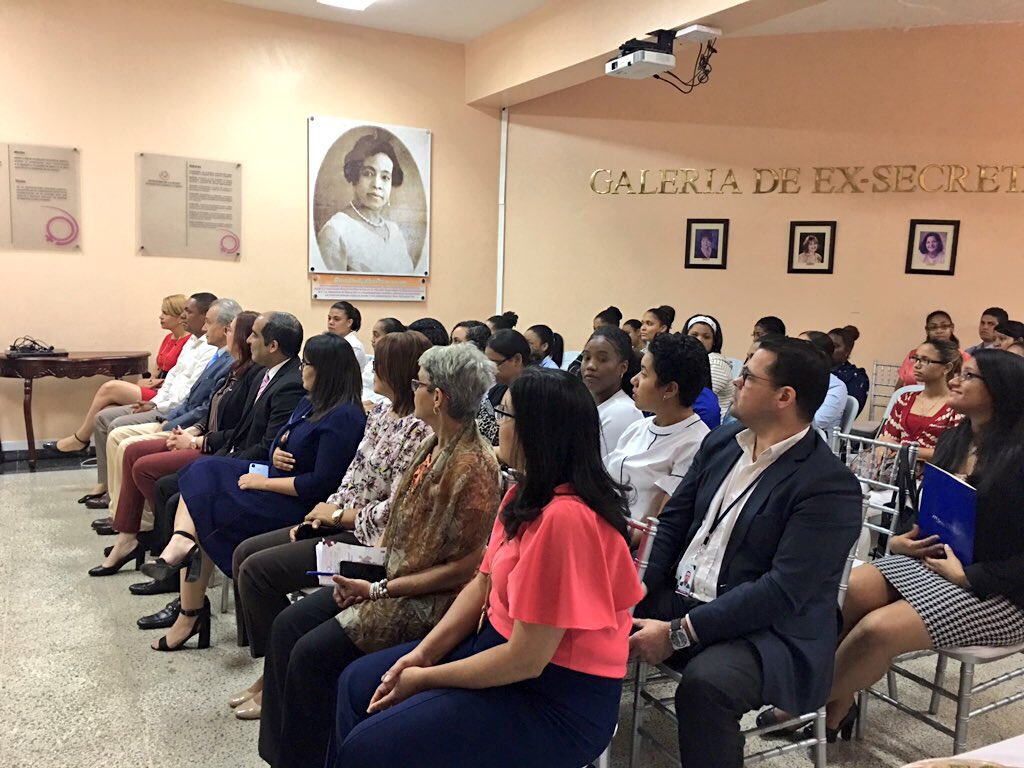 ITLARD's tweet photo. ITLA y Ministerio de la Mujer hacen entrega de becas a 25 beneficiarias que se formarán en tecnología a través del proyecto #SoftwareMujeres creado mediante alianza entre ambas instituciones. https://t.co/3ufvHOC2NI