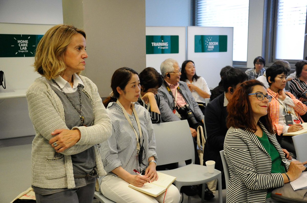 KARMELESSI's tweet photo. @GRUPSSI, itinerario #SilverEconomy, un nutrido grupo de participantes en @GSEF, hacen una visita "virtual" a @AUSOLAGUN, @Bizitzen,  @RedKoopera y #GrupoSSI,, en los locales de #HomeCareLab, #Bilbao, nos acompañan desde la redacción de @deia_bizkaia. https://t.co/QpxhectNdC