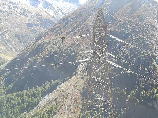 Le saviez-vous ? Au sein de RTE,  400 lignards sont formés et habilités à travailler sur des lignes #électriques, à plus de 40 mètres de hauteur ! Sur le chantier Vénaus-Villarodin,  40 lignards venus de toute la France sont mobilisés 💪.