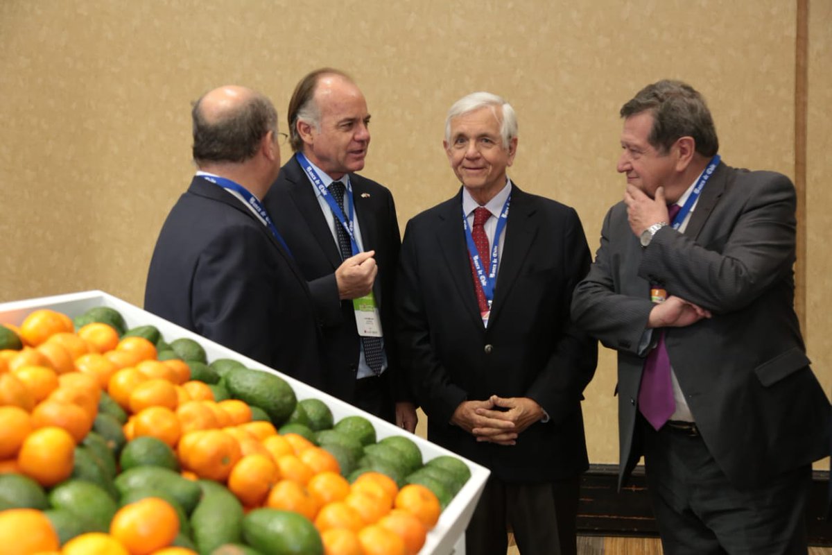 Ministro <a href="/antoniowalkerp/">Antonio Walker</a> participa junto al Subsecretario Alfonso Vargas y los Jefes de Servicios del Agro, en la inauguración de #Fruittrade, principal rueda internacional de negocios especializada en frutas y hortalizas chilenas de exportación. <a href="/Sub_Agricultura/">Subsecretaría de Agricultura</a>