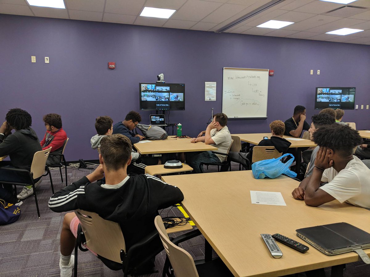 Lakewood HS football team is connected to the Pro Football Hall of Fame via Zoom with HOF Joe DeLamielleure. #zoom #OHIODLA #IVCPLN