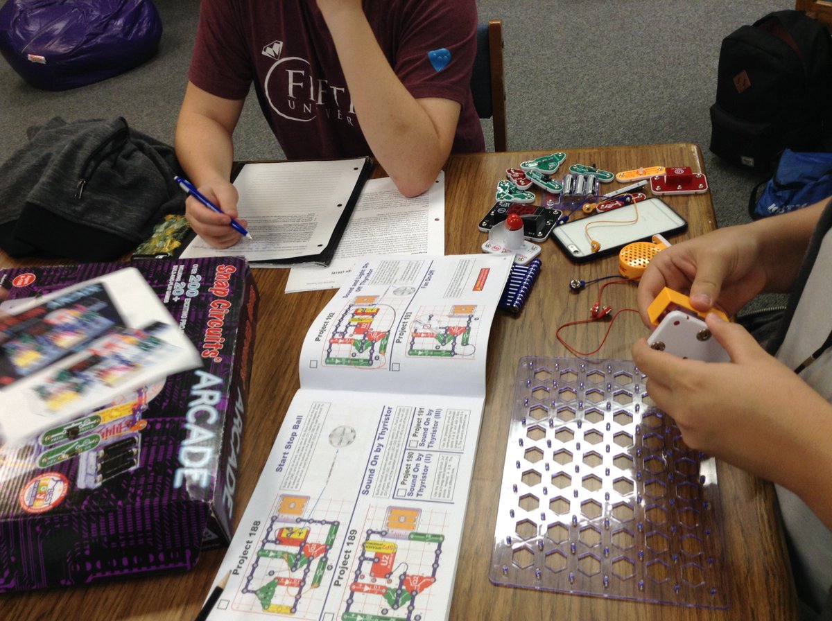 BISD_Libraries's tweet photo. A few pics from a very busy BHS Library!  @LaneBuban @BryanISD @BISD_ITech #LibrariesMatter #LibrariesDoALittleBitOfEverything #Reading #Fun #Tinkering https://t.co/BZHSu9PJRG