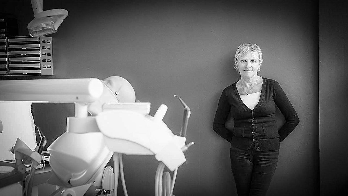 PlymUni's tweet photo. "Through teaching, research and the promotion of dental health, I find my energy and inspiration in other people" An interview with Professor Liz Kay, Foundation Dean of the Peninsula Dental School: https://t.co/XNXjNj0jyQ @PlymUniAlum #invenite https://t.co/YDxfAk55RF