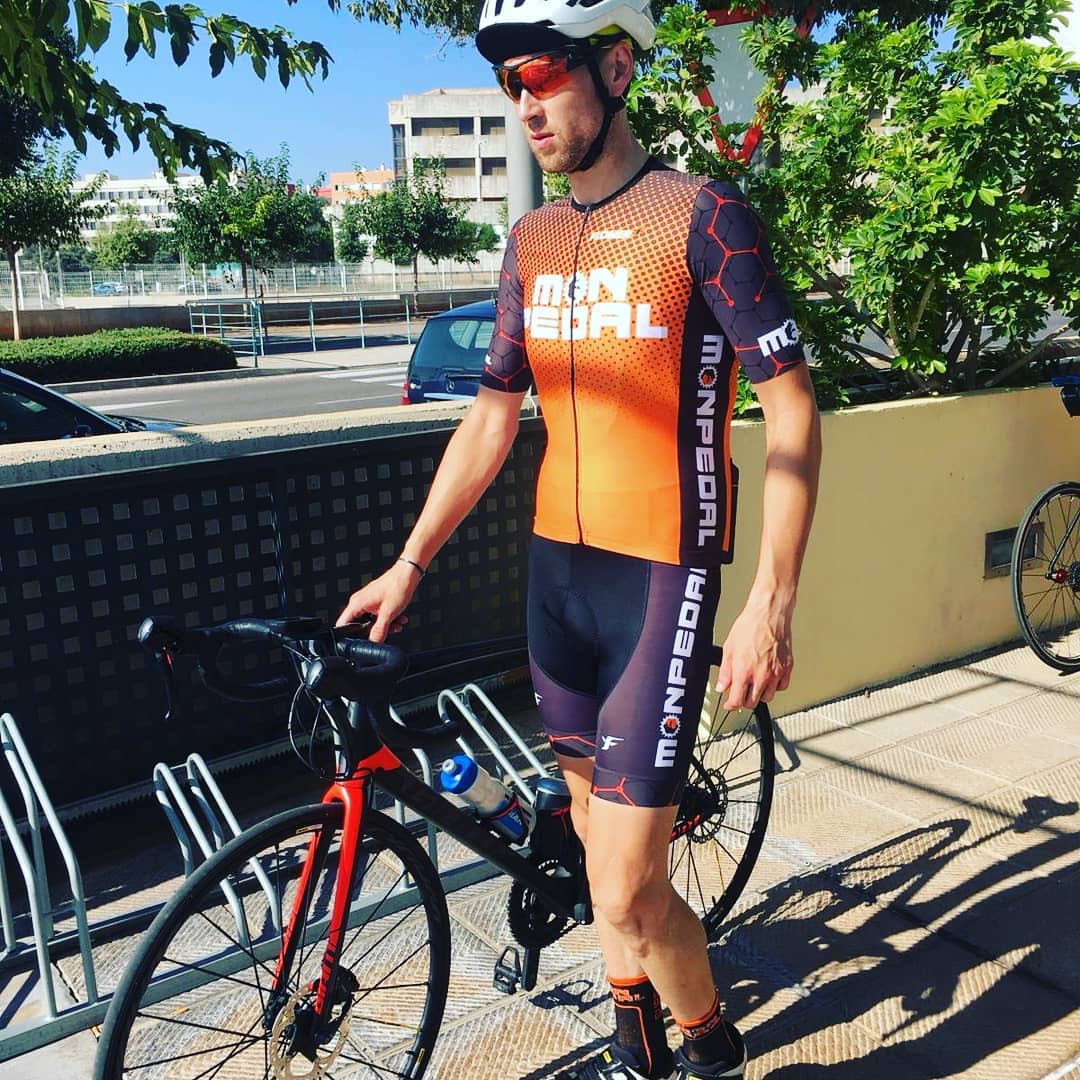 Flower_Cycling's tweet photo. Nueva equipación diseñada para el Team Monpedal. 
Si tú también quieres estrenar la tuya y personalizar cada detalle, envíanos tu diseño a 📧info@flower.es o nuestro departamento se encargará de crear una propuesta.
📸 julio_monpedal_karagols
#FlowerCyclingWear #cyclingwear https://t.co/Qm3RLh3hjO