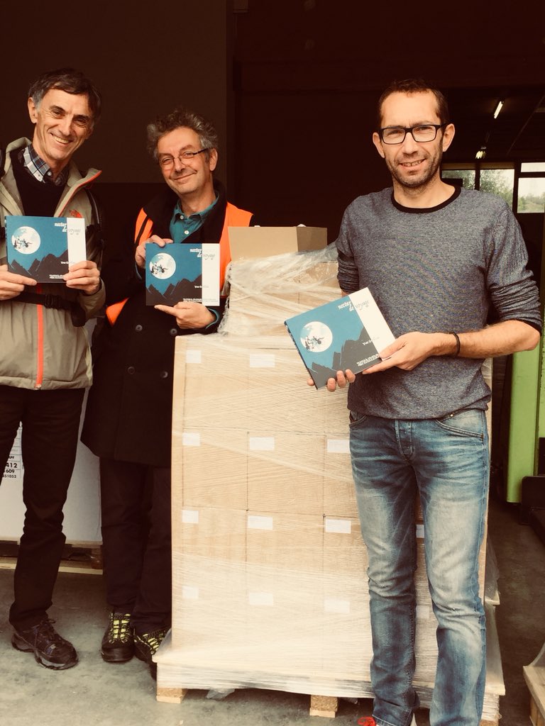 OliviaChaloin's tweet image. Elle sort d’impression ! #Nectardevoyage #LaBD ! Un joli moment que celui où on la tient entre  ses mains ! 💕