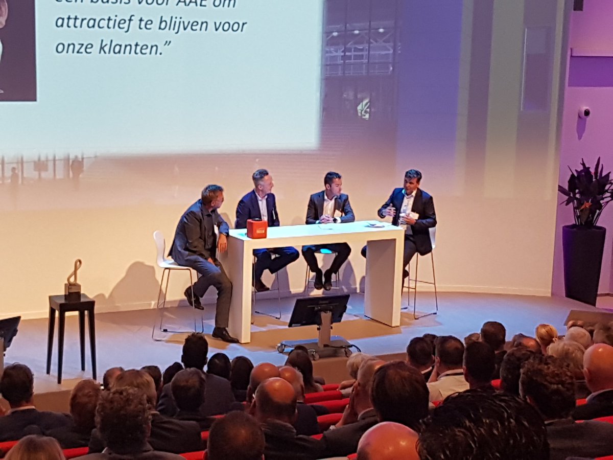 Eddie Mennen van <a href="/YASKAWA_BENELUX/">YASKAWA BENELUX</a> , Joop Essing van VHE Industrial Automation en Frank Mulders van <a href="/AAEbv/">AAE bv</a> vormen het panel voor een discussie over de implementatie van #SmartIndustry tijdens het #BrainportIndustriesJaarcongres