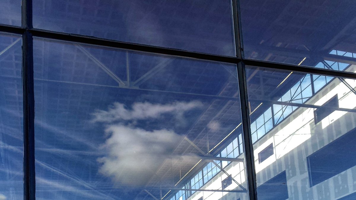 BerriedeKruif's tweet photo. Mooi werk om te maken ook!  RT @RusscherA: De nieuwe ramen van de #Werkspoorfabriek waren helemaal in de wolken vanmiddag. Fijne transformatie, fijn fotograferen. #Werkspoorkwartier. https://t.co/Z7kLQ4iINq