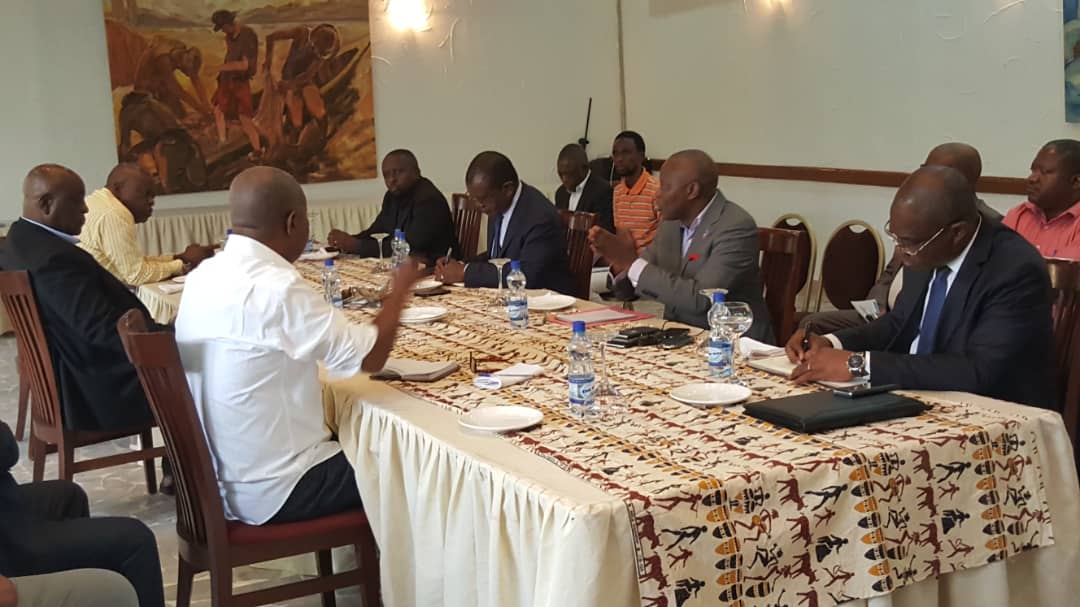 MichelMoto1's tweet photo. 🔴#KIN03_Oct
Réunion des Leaders de l'opposition ce jour pour préparer la rencontre de ce jeudi 04 oct avec la direction de la @cenirdc
Étaient présents : @VitalKamerhe1 @MartinFayulu @CongoCheri @adolphe_muzito
@fatshi13 via @J_SHABANI_Lukoo @moise_katumbi via @PierreLumbi https://t.co/1tZYKewXcD
