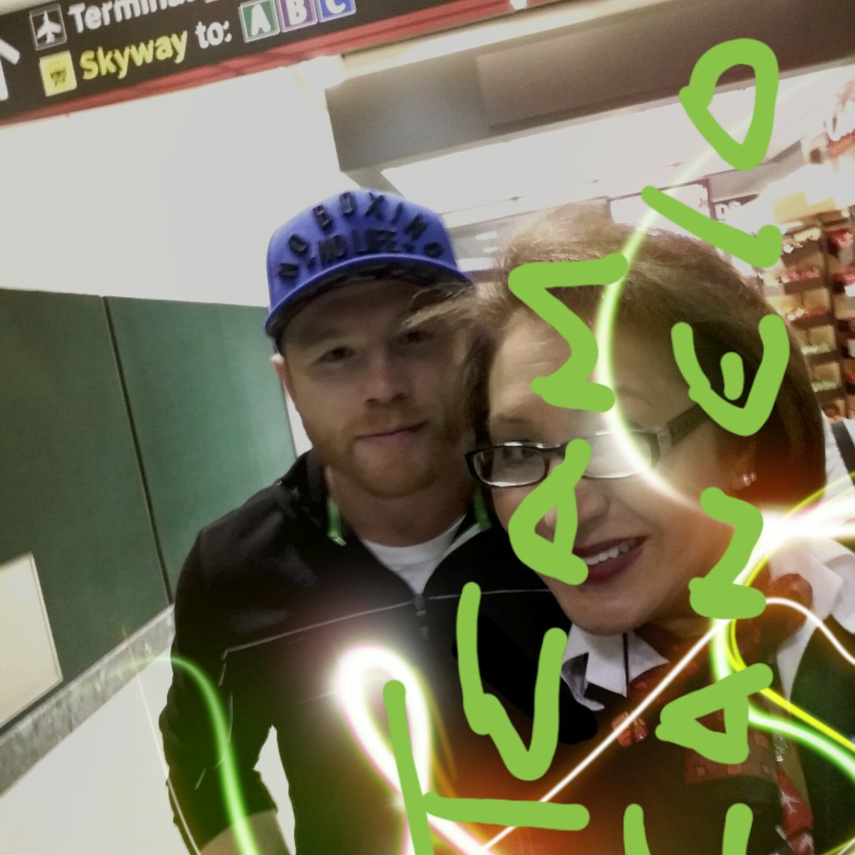 FirebratCat's tweet photo. When your working and this happens🙄 #teamcanelo❤ https://t.co/gHo5gvBw50