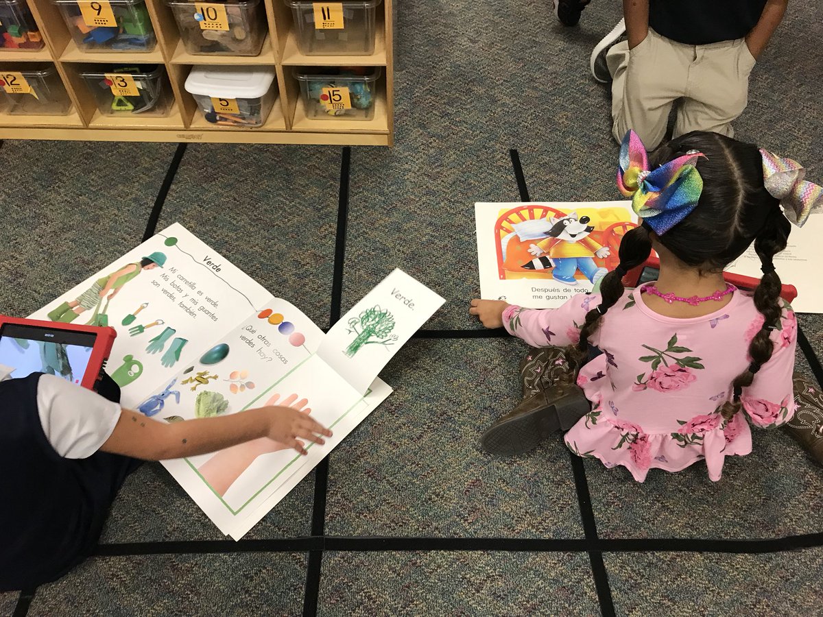 ckutiev1's tweet photo. @HolmquistES @AliefISD #aliefmission Los estudiantes usando tecnología en las estaciones de trabajo. Students using technology during workstations https://t.co/4LcerPrlfh