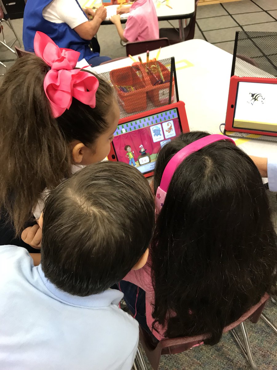 ckutiev1's tweet photo. @HolmquistES @AliefISD #aliefmission Los estudiantes usando tecnología en las estaciones de trabajo. Students using technology during workstations https://t.co/4LcerPrlfh