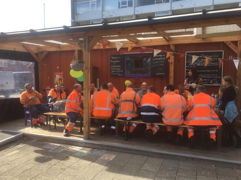 marybrokken's tweet photo. Afsluiting van ons September project “Kanjers van @Irado_Online 
de medewerkers hebben enorme leuke reacties gekregen van de bewoners van Schiedam Oost!!

Laten we deze positieve vooruitgang voortzetten, zo af en toe een duim omhoog waarderen de mannen heel erg..en verdienen ze! https://t.co/y9x0FLLK0f