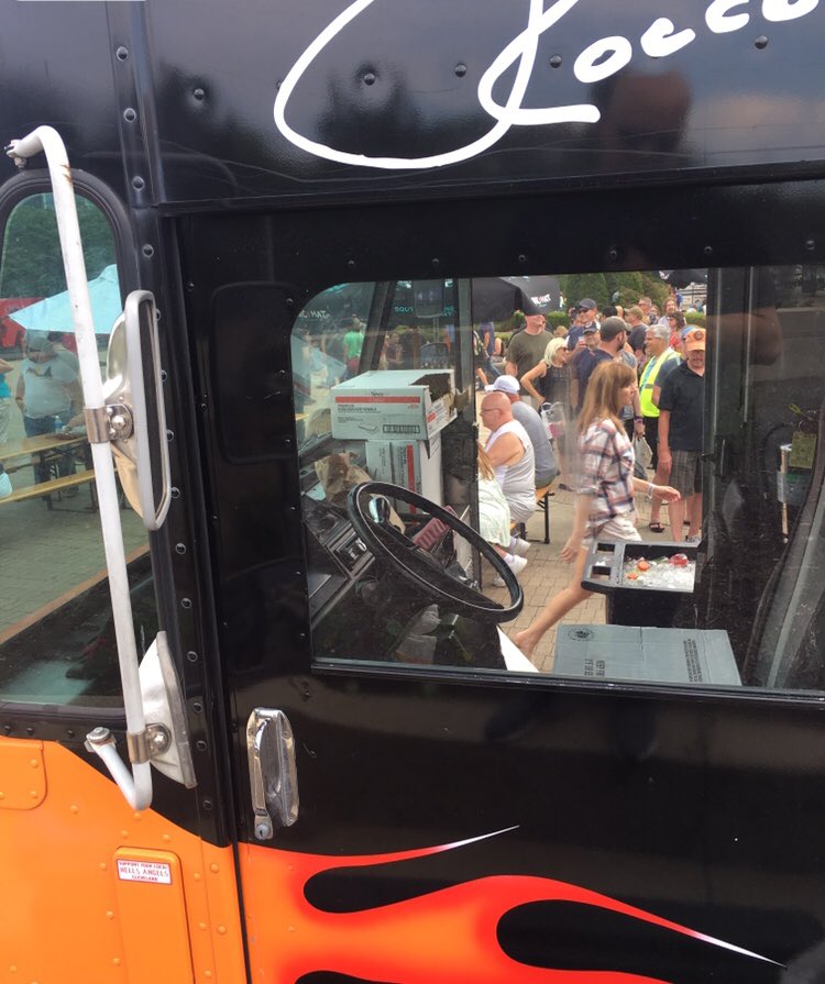 shortrib_1's tweet photo. Still Food Truck #SZN https://t.co/vN6jSlp0eg