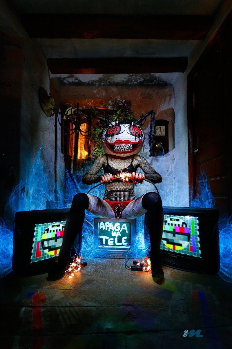 APAGA LA TELE!!!  una sesión de #lightpainting que realice con @loubat_tatto  con una #canon5dmarkIII  y proyector PhilipsPPX2330 #PhotoOfTheNight #instagood #night