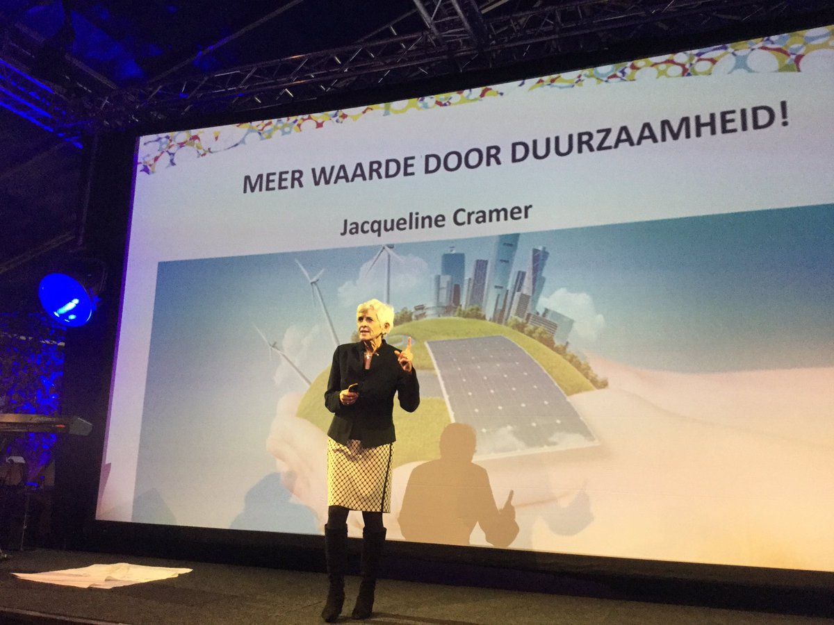 AnnemiekeTraag's tweet photo. Vlammend betoog van Jacqueline Cramer over hoe we onze aarde kunnen en moeten beschermen door transitie van lineair naar circulaire economie. @Kop500event @ProvOverijssel https://t.co/tUMC3to6oo