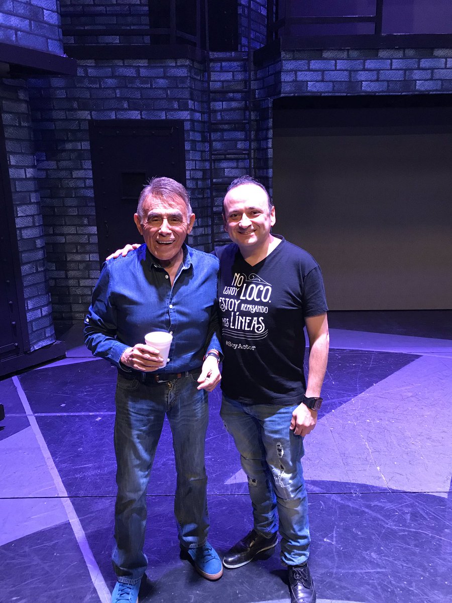 Allá vamos Guadalajara. ✈️ Nos vemos hoy para divertirnos juntos con #LaSeñoraPresidenta <a href="/TeatroGalerias/">Teatro Galerías</a> 7 y 9 45 pm. 🎭