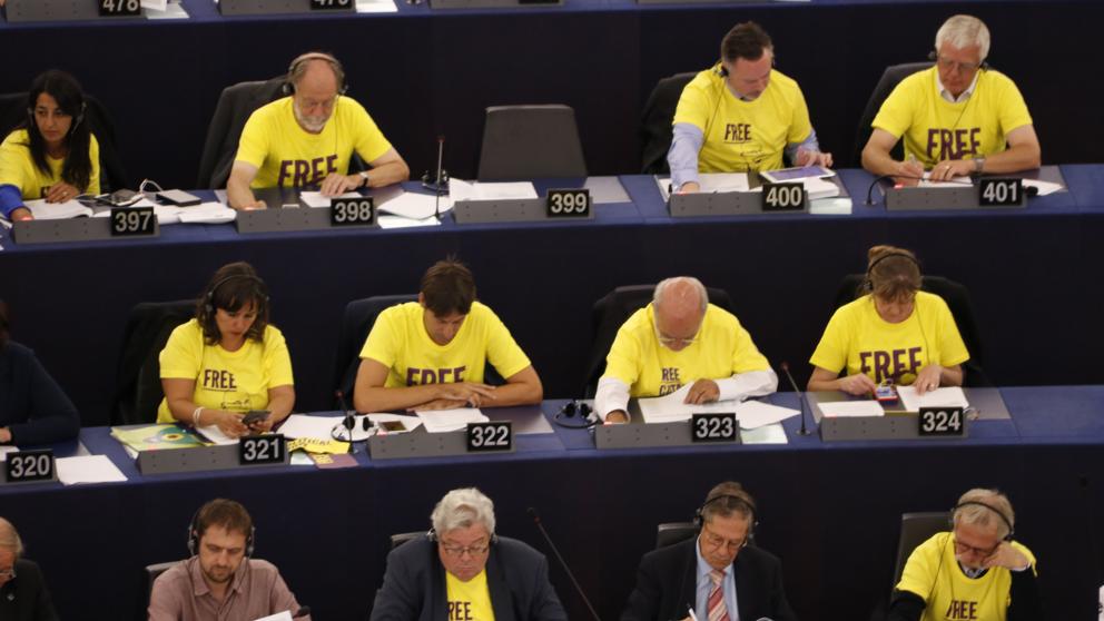 LaVanguardia's tweet photo. Una cuarentena de eurodiputados se visten de amarillo por los presos del ‘procés’ https://t.co/e3Rbh5U5Wv https://t.co/1kH1iDCWnD