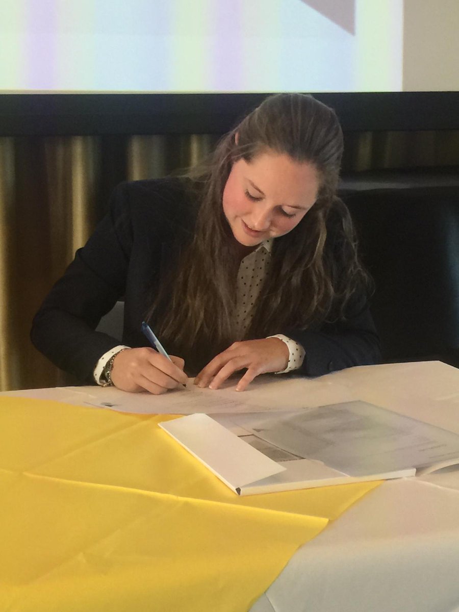 Nu officieel m'n Bachelor of Arts in the pocket! Onwijs trots! Met de woorden; 'blijf kritisch, het siert je!' de handtekening mogen zetten. Nu op naar mooie nieuwe herinneringen! #bachelorofarts #BA #diplomauitreiking