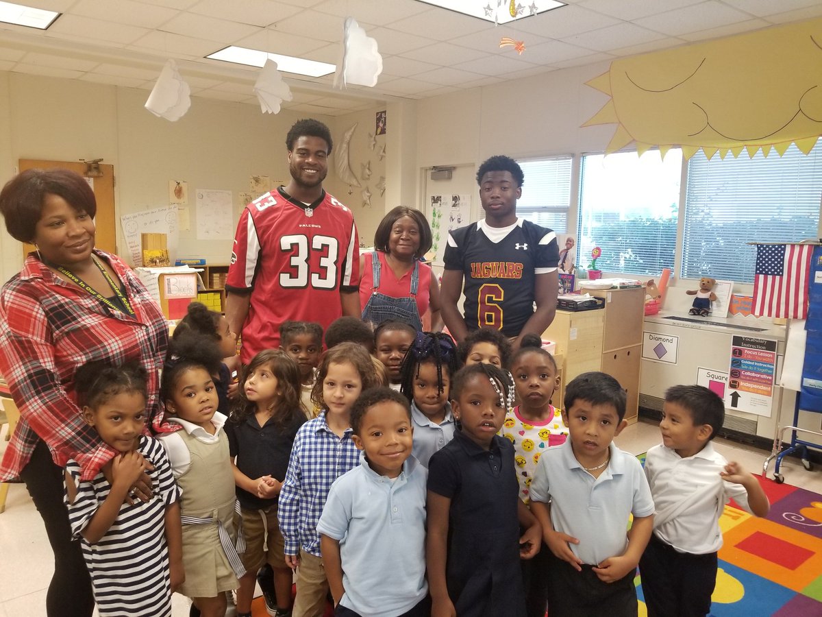 Benteenprek's tweet photo. Thank you @mjjaguars and @AtlantaFalcons for coming to read to our Pre-k babies.@docdrewlovett @bridget92070 https://t.co/A2fI6bNiva