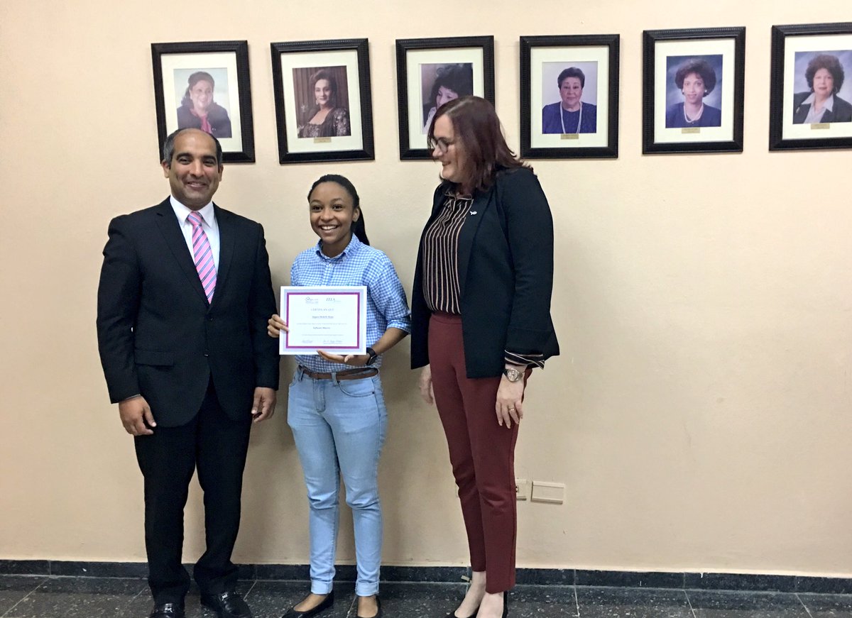 ITLARD's tweet photo. Rector José Armando Tavarez y Ministra Janet Camilo entregan certificados de beca a las beneficiarias de #SoftwareMujeres https://t.co/roBgLLvEWB