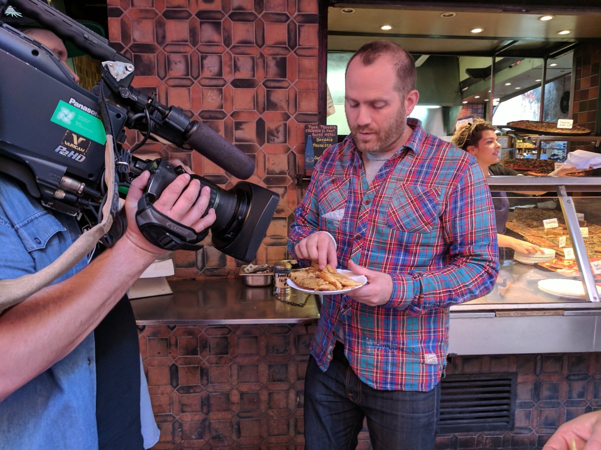 CeginBryn's tweet photo. There's always nice food yn Nice... Tonight @Brynwchef comes to the end of his French journey and enjoys some traditional street food in Nice 8.25pm @S4C #atoutalheure #ceginbryn @edjenx https://t.co/MIQHkx6oUm